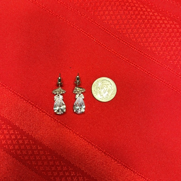 (2)pair of costume earrings - Picture 3 of 5